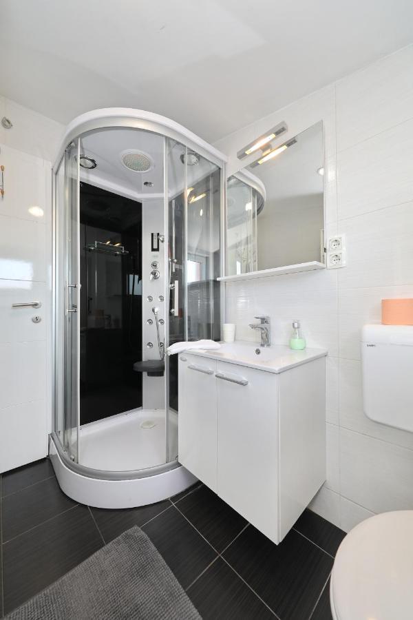 Apartment With Private Pool Sukošan Buitenkant foto
