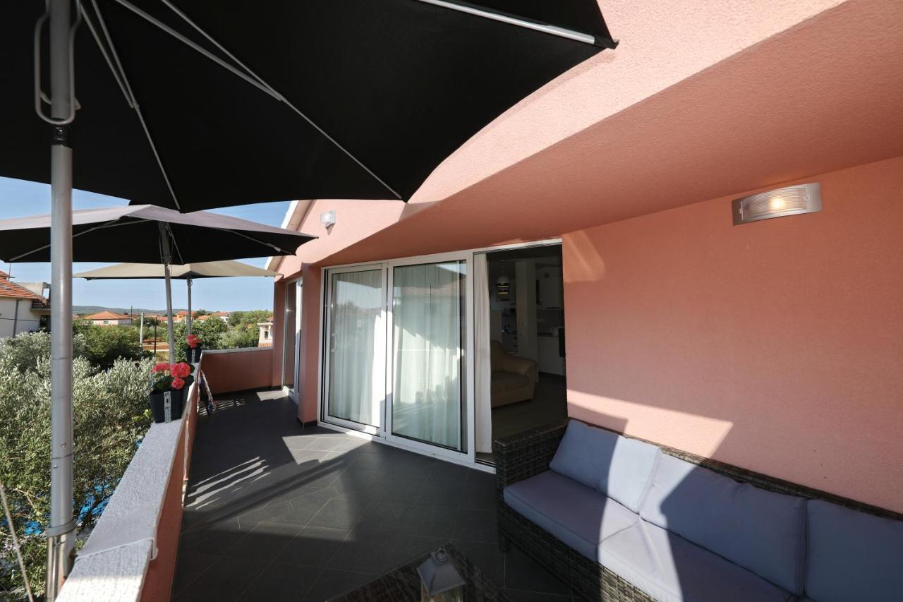 Apartment With Private Pool Sukošan Buitenkant foto